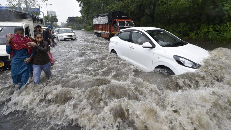 Delhi Rain Video: दिल्ली में भारी बारिश से 'स्विमिंग पूल' बन गई सड़कें, जलभराव के चलते लगा ट्रैफिक जाम