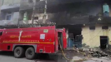 Delhi Fire Video: दिल्ली के लिबासपुर में फैक्ट्री में लगी भीषण आग, 4 लोग झुलसे