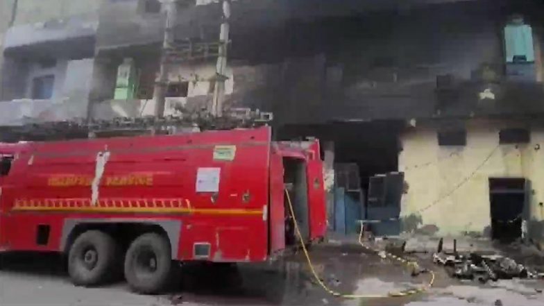 Delhi Fire Video: दिल्ली के लिबासपुर में फैक्ट्री में लगी भीषण आग, 4 लोग झुलसे
