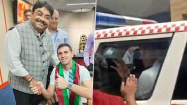 Emiliano Martinez Rescued in Police Vehicle: कोलकाता दौरे के दौरान उत्तेजित फैंस ने अर्जेंटीना के फुटबॉलर एमिलियानो मार्टिनेज के कार को किया क्षतिग्रस्त, पुलिस वाहन में किया गया रेस्कू, देखें वीडियो