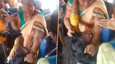 Fight in Karnataka Bus For Seat: कर्नाटक में चलती बस में सीट को लेकर आपस में भिड़ी दो महिलाएं, एक दूसरे के जमकर खींचे बाल- Video