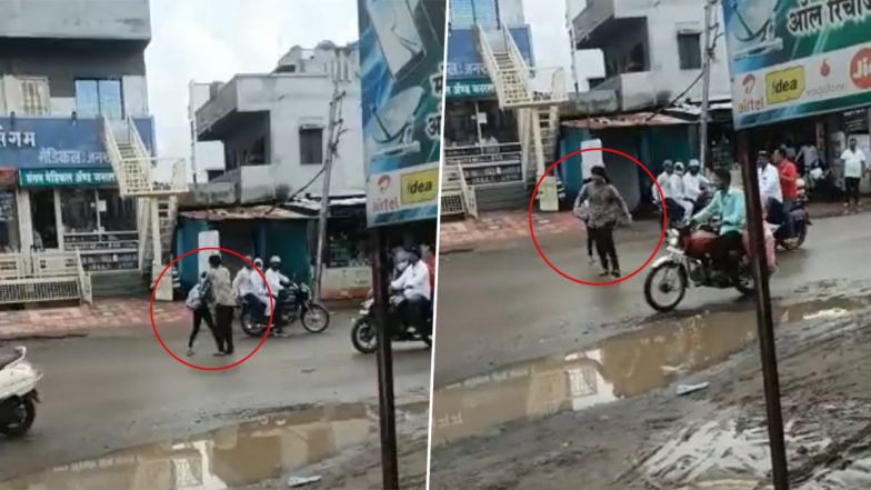 Girls Molested in Ahmednagar Videos: महाराष्ट्र के अहमदनगर में स्कूली लड़कियों के साथ बीच सड़क पर  छेड़छाड़, वीडियो वायरल