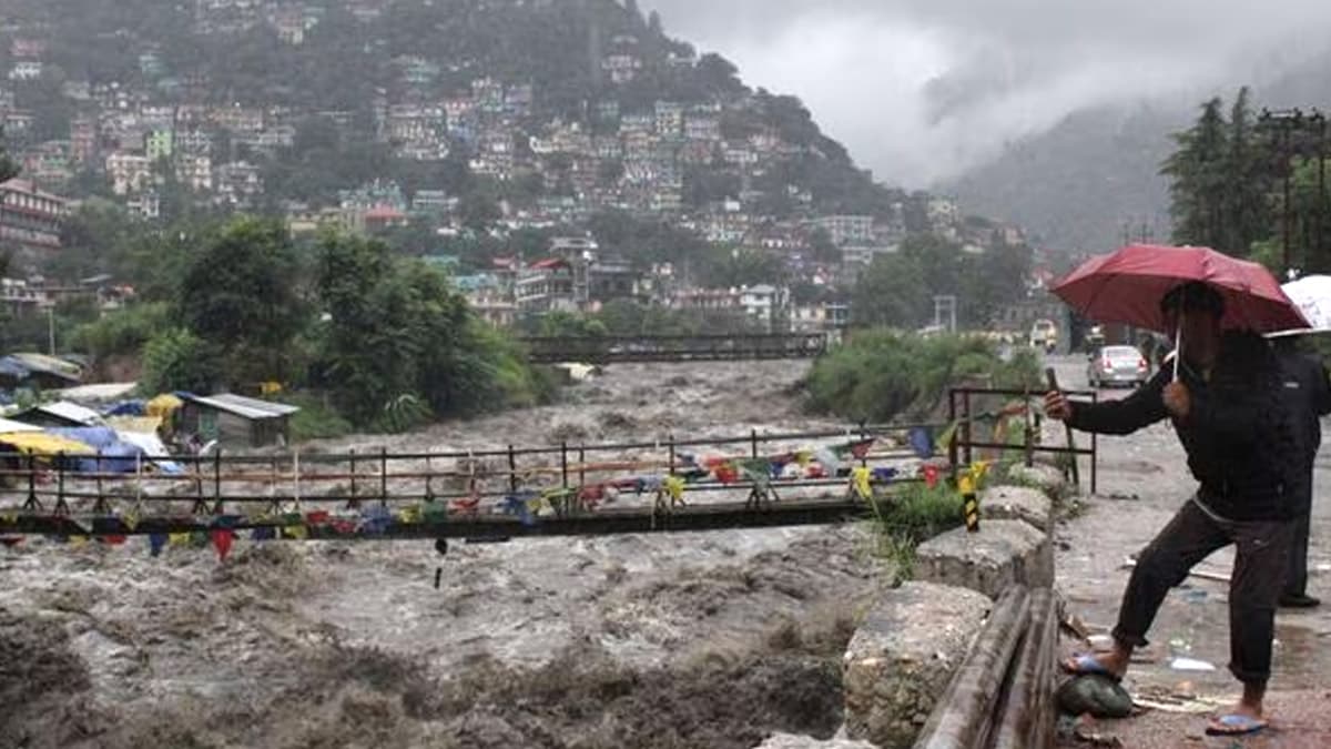 Videos: हिमाचल में बारिश से भारी तबाही, 48 घंटों में 17 लोगों की मौत; कैमरे पर कैद हुए खौफनाक मंजर