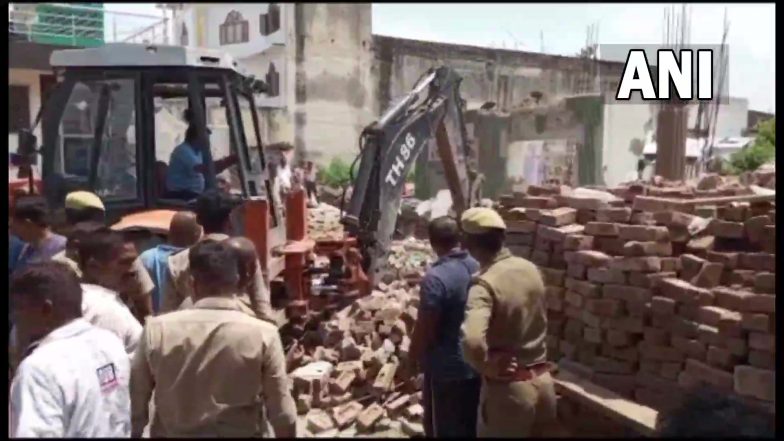UP: अमरोहा में पुरानी इमारत तोड़ते समय हादसा, अचानक से भरभरा कर गिरने से 2 मजदूरों की मौत