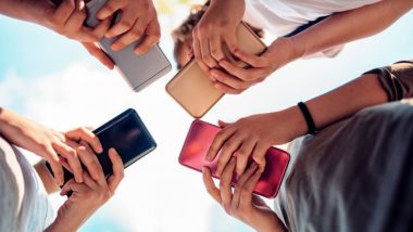 Smartphone Ban in Schools: दुनियाभर के स्कूलों में स्मार्टफोन पर बैन लगाने की मांग, UNESCO ने बताई इसकी वजह