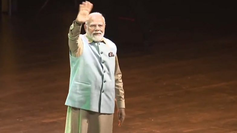 PM Modi in France: मोदी-मोदी के नारों से गूंजा पेरिस, भारत-फ्रांस की दोस्ती पर प्रधानमंत्री ने कही दिल छूने वाली बात | Videos