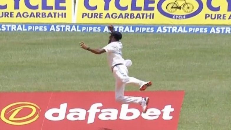 Mohammed Siraj Catch Video: मोहम्मद सिराज ने हवा में उड़कर एक हाथ से पकड़ा अविश्वसनीय कैच, सोशल मीडिया पर वीडियो वायरल