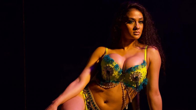भोजपुरी बोल्ड एक्ट्रेस Namrita Malla ने रिवीलिंग ड्रेस पहन बढ़ाया तापमान, एक्ट्रेस की सेक्सी अदाओं ने उड़ाए यूजर्स के होश (View Pics)