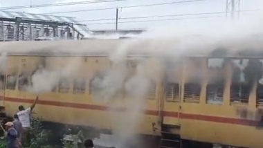 Train Fire Video: महाराष्ट्र के दौंड स्टेशन पर खड़ी रेल की डिब्बे में लगी आग, बुझाने की कोशिश जारी