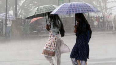Lucknow Rains Visuals: लखनऊ में भारी बारिश से जलजमाव, स्कुल बंद