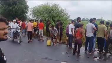 VIDEO: MP में सरसों के तेल की लूट, कंटेनर पलटने के बाद बाल्टी भर-भर कर ले गए लोग, समझाती रही गई पुलिस 
