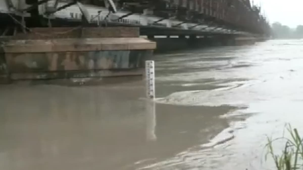 Delhi Flood: दिल्ली में फिर खतरे के निशान से ऊपर पहुंची यमुना, पानी दोबारा बढ़ने से बाढ़ का खतरा बरकरार