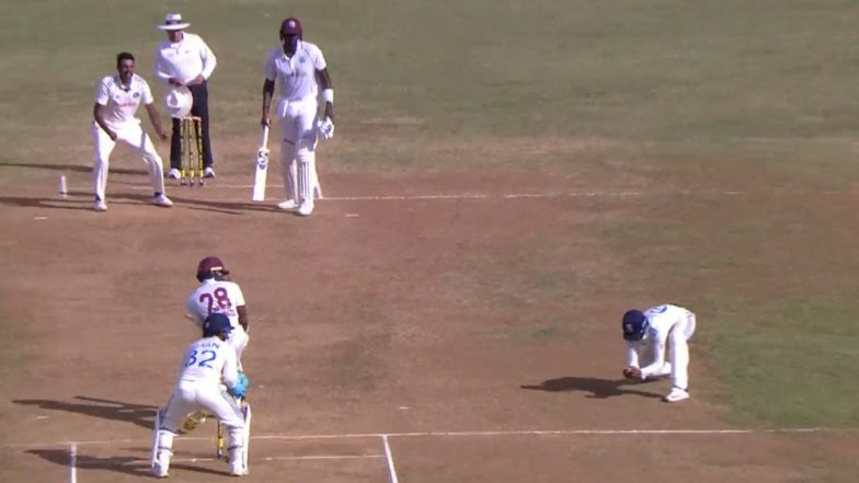 Yashasvi Jaiswal Takes Sharp Low Catch at Short Leg: यशस्वी जयसवाल ने डेब्यू टेस्ट में पकड़ा अपना पहला बेहतरीन कैच, एलिक अथानाज़ को आउट करने के लिए लिया शॉर्ट लेग पर तेज लो कैच, देखें वीडियो