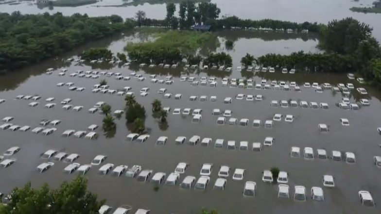 Noida Flood Video: हिंडन का जलस्तर बढ़ने से नोएडा में बाढ़, प्रभावित लोगों को राहत शिविरों में किया जा रहा शिफ्ट