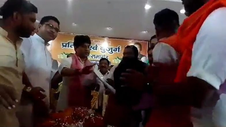 MP: ज्योतिरादित्य सिंधिया को खटीक समाज ने भेंट किया जिंदा बकरा, उड्डयन मंत्री ने लौटाया वापस, देखें VIDEO
