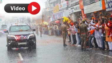 PM Modi Welcomes in Heavy Rain: भारी बारिश में पीएम मोदी का जोरदार स्वागत, VIDEO में देखें भीगते लोगों का जोश