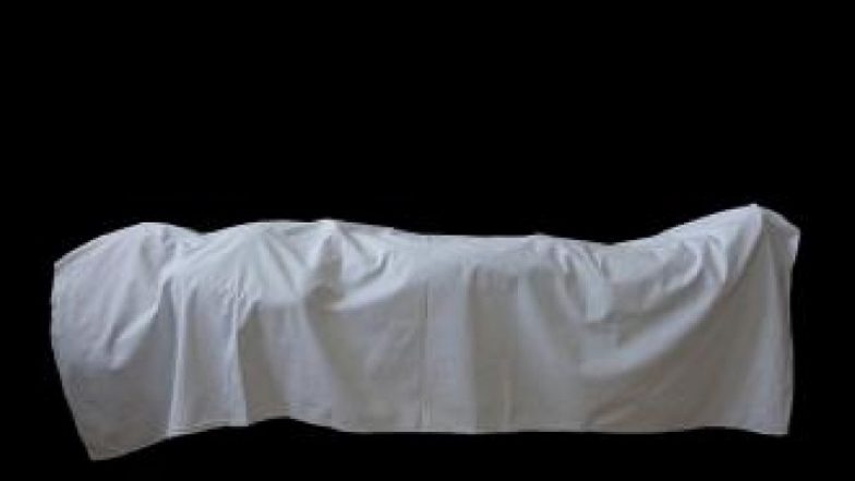 Noida: जिला अस्पताल में फर्जीवाड़ा, वेंडर ने बेडशीट की जगह भेजा कफन, 3 लाख की रिकवरी का नोटिस जारी