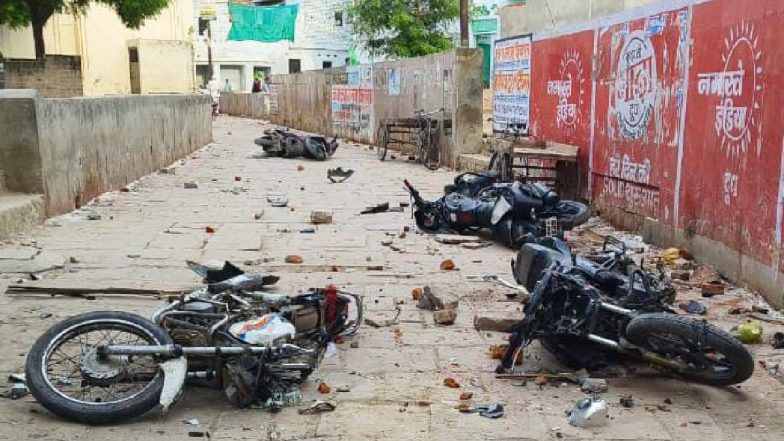 Shia-Sunni Clash: वाराणसी में ताजिया जुलूस के दौरान शिया-सुन्&zwj;नी भिड़े, पत्&zwj;थरबाजी में दर्जनों घायल