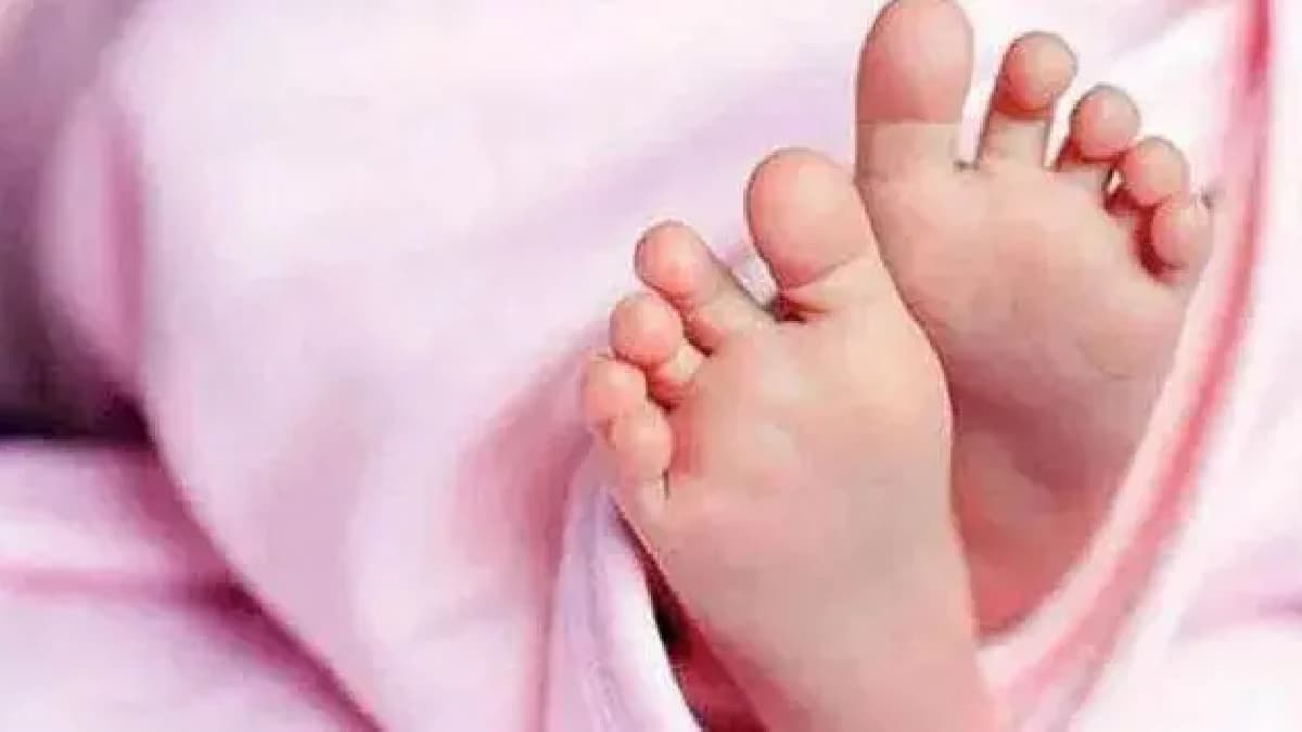 Mumbai: बिना शादी के मां बनने की बात छिपाने के लिए नवजात बच्ची को कूड़ेदान में फेंकने के आरोप में मां गिरफ्तार