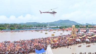 Kanwar Yatra 2023: हरिद्वार में कांवड़ियों पर हेलीकॉप्टर के जरिए बरसाए गए फूल, पुष्प वर्षा का देखें VIDEO