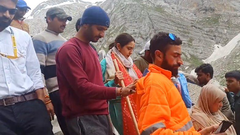 Sara Ali Khan Amarnath Yatra Video: सारा अली खान ने जम्मू-कश्मीर में की अमरनाथ यात्रा, एक्ट्रेस का वीडियो आया सामने (Watch Video)