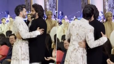 Ranveer Singh hugs BFF Arjun Kapoor: मनीष मल्होत्रा ब्राइडल कॉउचर शो में रणवीर सिंह ने अपने बेस्ट फ्रैंड अर्जुन कपूर को कसकर लगाया गले, वीडियो हुआ वायरल (Watch Video) 