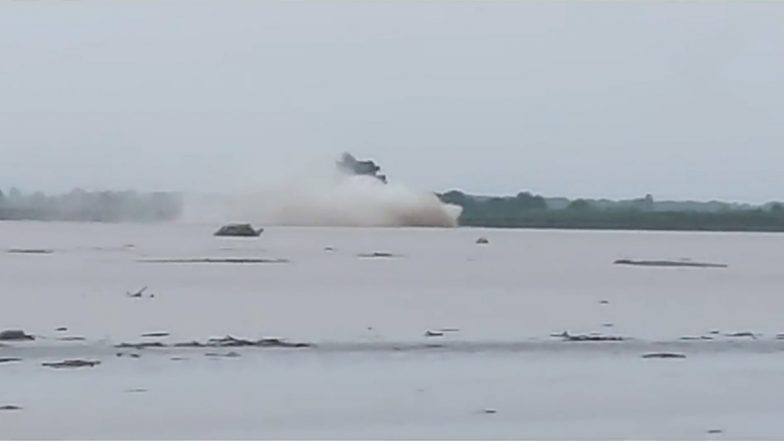 Video: यमुना नदी में फटी इंडियन ऑयल की गैस पाइपलाइन, पानी के बीच उठने लगा धुंआ, यूपी के बागपत की घटना