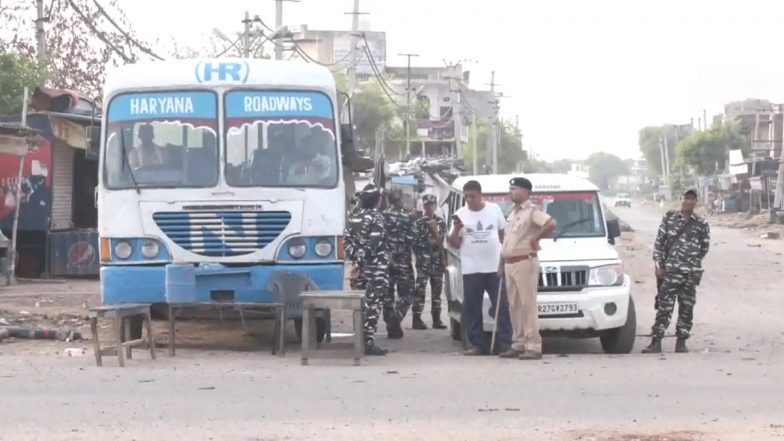 Haryana Nuh Violence: नूंह में दो समूहों के बीच झड़प के बाद पुलिस बल तैनात, मोबाइल इंटरनेट सेवाएं कर दी गई निलंबित, देखें वीडियो