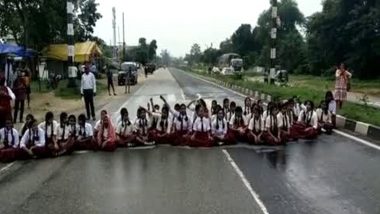 Ranchi: आवासीय स्कूल की अव्यवस्था से त्रस्त छात्राओं के सब्र का टूटा बांध, एनएच पर धरने पर बैठीं