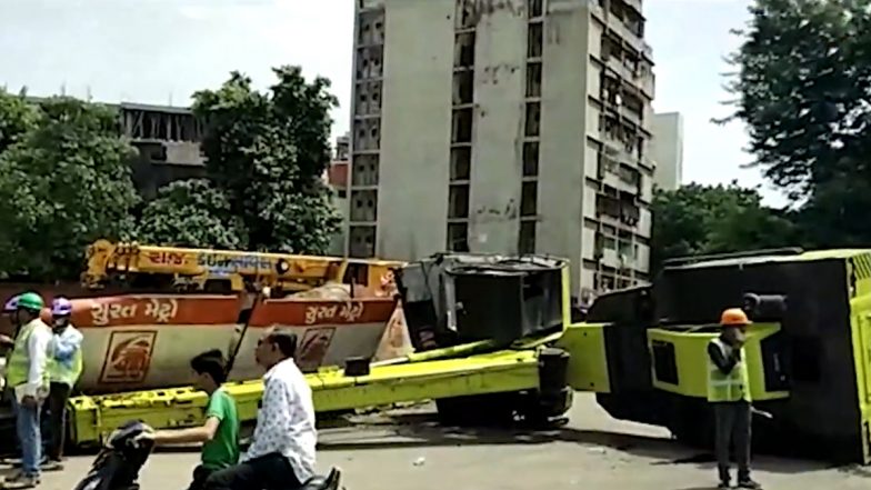 Surat Metro: सूरत में मेट्रो परिचालन के दौरान क्रेन पलटा, कोई हताहत नहीं; स्थानीय लोगों में दहशत का माहौल