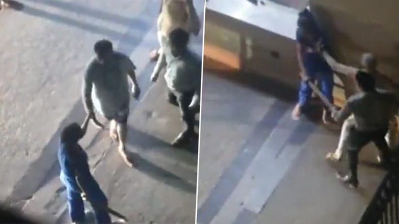 UP: गाजियाबाद में दबंग लड़की ने बुजुर्ग की डंडे से पीटा, मारपीट का VIDEO वायरल, जांच में जुटी पुलिस