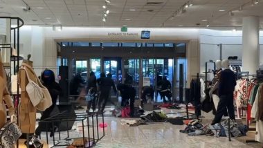 Mass Robbery at US Mall Video: दर्जनों चोरों नें एक साथ मिलकर कैलिफोर्निया के मॉल पर बोला धावा, डकैती का भयानक वीडियो वायरल