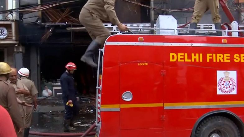 Delhi Fire Factory Video: दिल्ली के निलोठी गांव में सुबह-सुबह एक फैक्ट्री में लगी भीषण आग, मौके पर दमकल की 10 गाड़ियां मौजूद