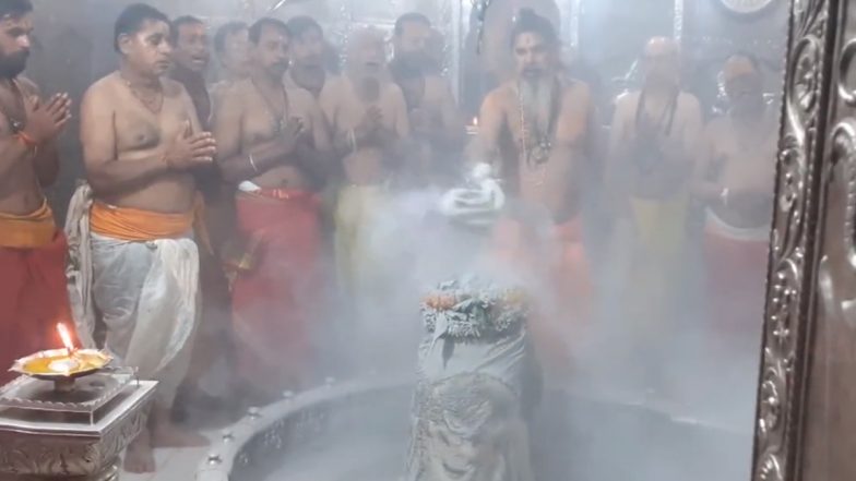 Sawan Somwar 2023: सावन के पांचवें सोमवार पर उज्जैन के महाकालेश्वर मंदिर में हुई भस्म आरती, देखें वीडियो