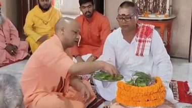 Video- CM Yogi Performs Rudrabhishek Pooja: उत्तर प्रदेश के मुख्यमंत्री योगी आदित्यनाथ ने गोरखनाथ मंदिर में किया 'रुद्राभिषेक'