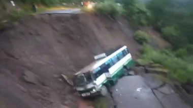 Himachal Bus Accident Video: हिमाचल के मंडी में बड़ा हादसा, खराब सड़क के चलते खाई में गिरी बस, 8 यात्री घायल