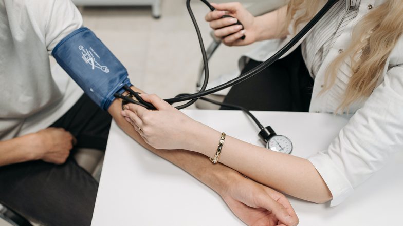 Effect of Alcohol on Blood Pressure: रोजाना शराब पीने वाले हो सकते हैं हाई ब्लड प्रेशर के शिकार- शोध