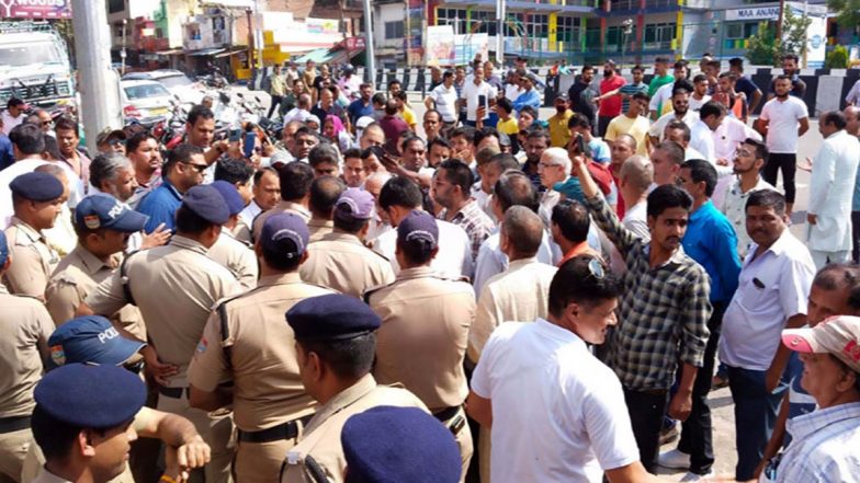 Ankita Bhandari Murder Case: कांग्रेस ने सीबीआई जांच की मांग को लेकर ‘मौन व्रत’ रखा, पोस्टर लेकर भारी बारिश के बीच गांधी पार्क में दिया धरना