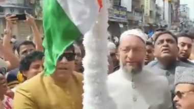 77th Independence Day: AIMIM प्रमुख ओवैसी ने स्वतंत्रता दिवस के मौके पर चारमीनार के पास मदीना सर्कल पर फहराया तिरंगा, देखें वीडियो