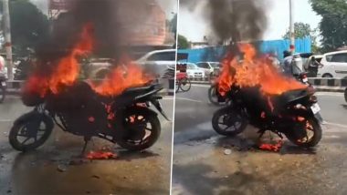 Agra Bike Fire Video: उत्तर प्रदेश के आगरा में चलती बाइक में लगी आग, मची अफरा-तफरी