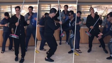 हाथों में Mob लेकर Akshay Kumar ने 'क्या हुआ तेरा वादा' गाने में दोस्तो संग किया डांस, OMG 2 एक्टर का वीडियो हुआ वायरल (Watch Video)