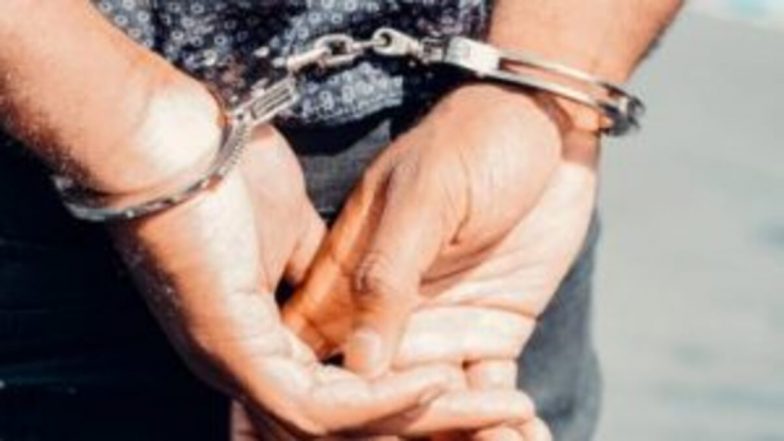 Noida: झूठे केस में फंसाने के नाम पर कर रहा था ब्लैकमेल, वांछित गिरफ्तार, महिला फरार