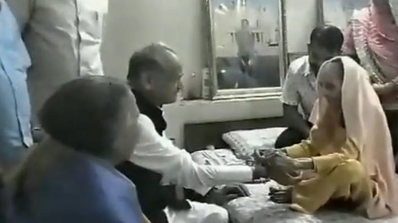 Ashok Gehlot Celebrates Raksha Bandhan: राजस्थान के सीएम अशोक गहलोत की बड़ी बहन विमला देवी ने जोधपुर में भाई को बांधी राखी, देखें Video