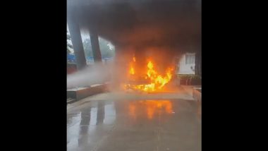BMW Car Fire Video: मुंबई से सटे ठाणे में घोड़बंदर रोड पर बीएमडब्ल्यू कार में लगी आग, धू-धूकर जली