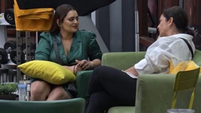 'Bigg Boss OTT 2': मोबाइल का इस्तेमाल करते हुए पूजा भट्ट की फोटो वायरल, उठ रहे सवाल