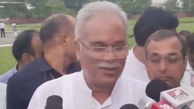 VIDEO: बिलासपुर में मुख्यमंत्री भूपेश बघेल मीडिया से कर रहे थे बात, पैर के पास आ पहुंचा सांप, मचा हड़कंप