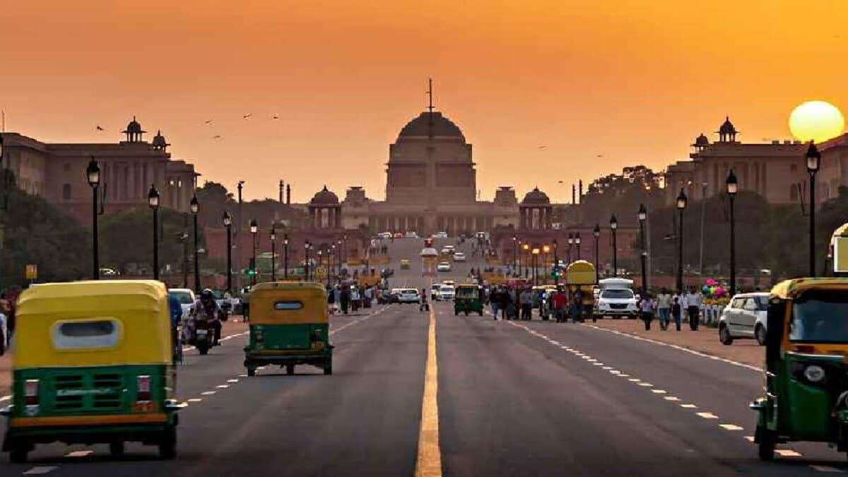 Delhi Crime: दिल्ली में बाइकसवार बदमाशों ने स्कूल की शिक्षिका से फोन छीना, घायल