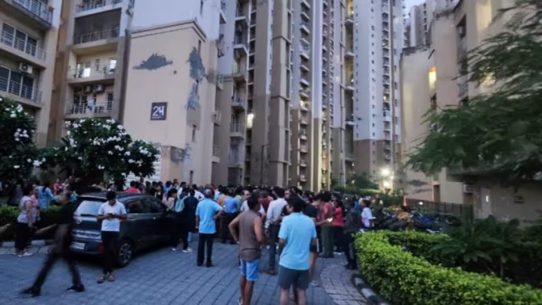 Woman Died Due To Lift Collapse: नोएडा में लिफ्ट गिरने से महिला की मौत, सोसायटी के लोगों ने किया हंगामा