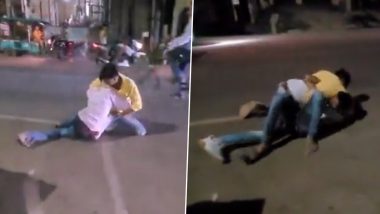गोलगप्पे को लेकर दो युवकों के बीच हुआ बवाल, फिल्मी अंदाज में दोनों के बीच होने लगी जबरदस्त मारपीट (Watch Viral Video)