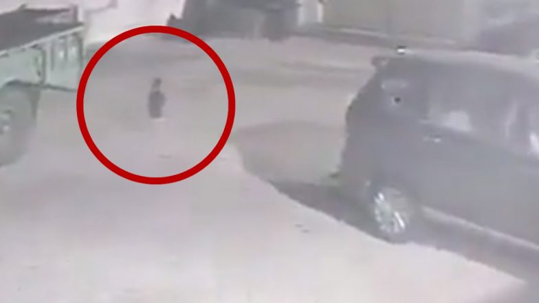 Gwalior Horror Video: दादी के साथ सो रही 2 साल की मासूम बच्ची आधी रात को गेट खोलकर हाईवे पर पहुंची, ट्रक ने रौंदा